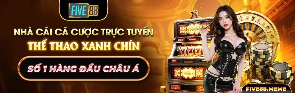 Vận động viên tennis đang giao bóng trên sân đất nện